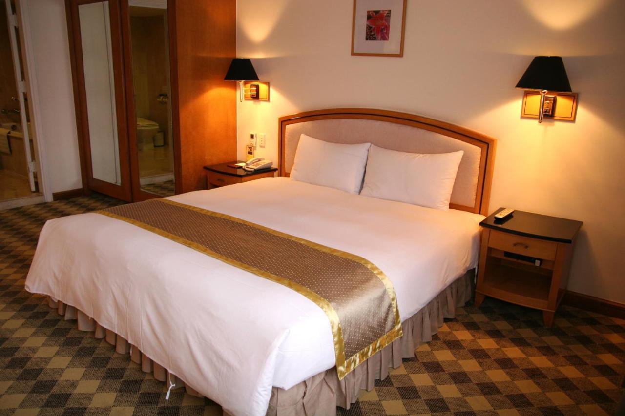 高雄鴻騰酒店 HOMETEL Hotel Kaohsiung Exterior foto